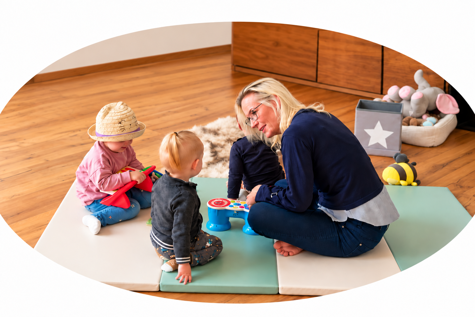 Martina spielt mit Kindern auf der Spielmatte im Wichtelgarten.